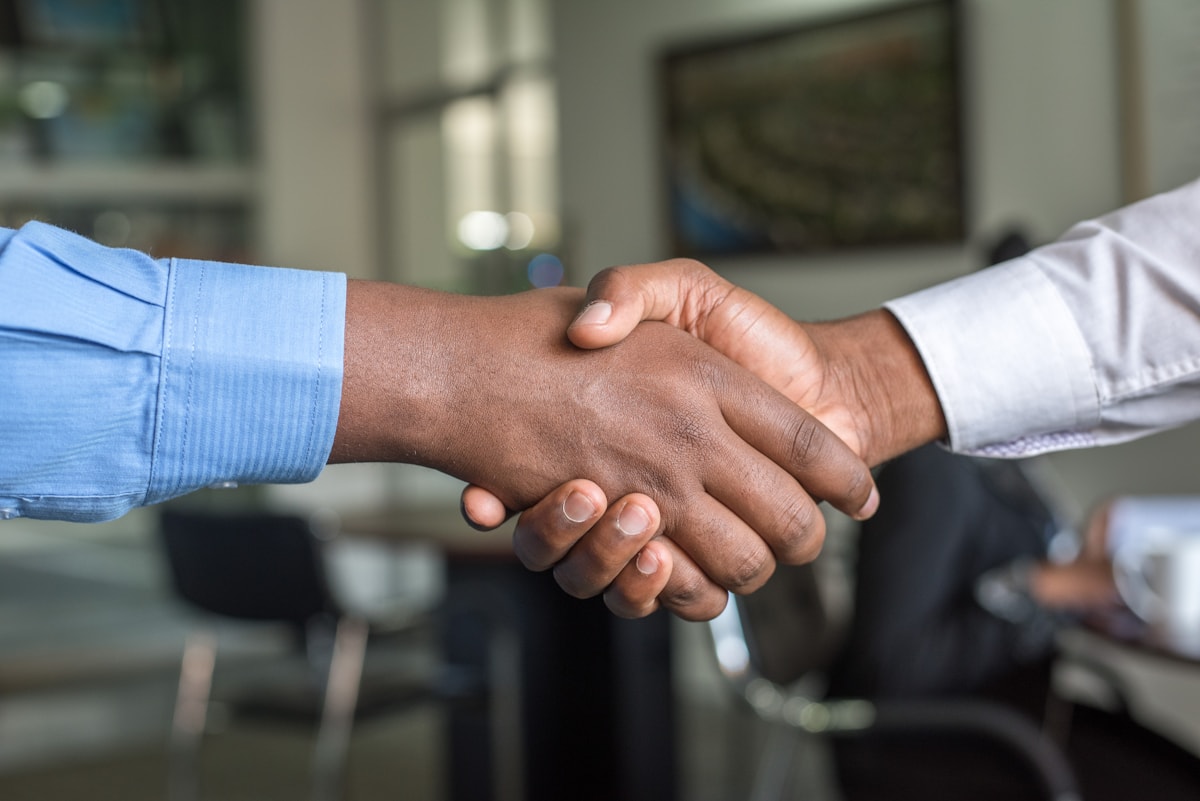 Personas conversando durante una orientación profesional
